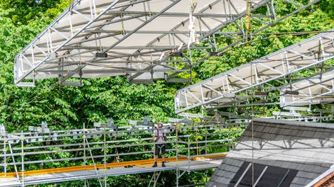 Her monteres LGS 75 kasetter over hele bygningen for at sikre mod vejrliget under hele byggerenoveringen.