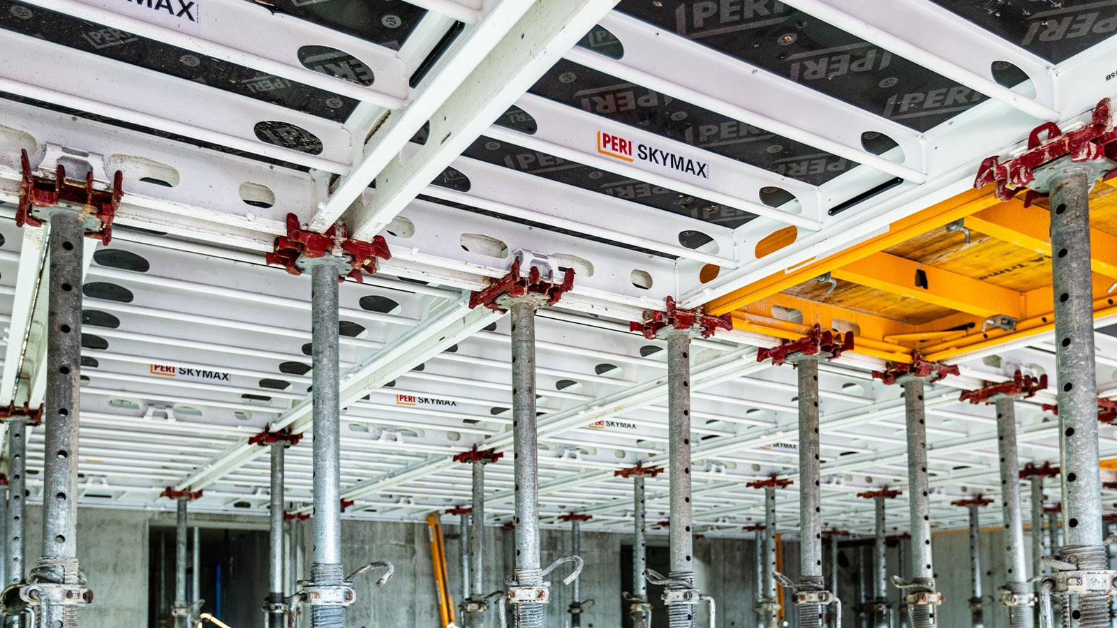 Dankzij de grote afmetingen van de SKYMAX vloerbekisting ontstaan minder naden in het plafond.