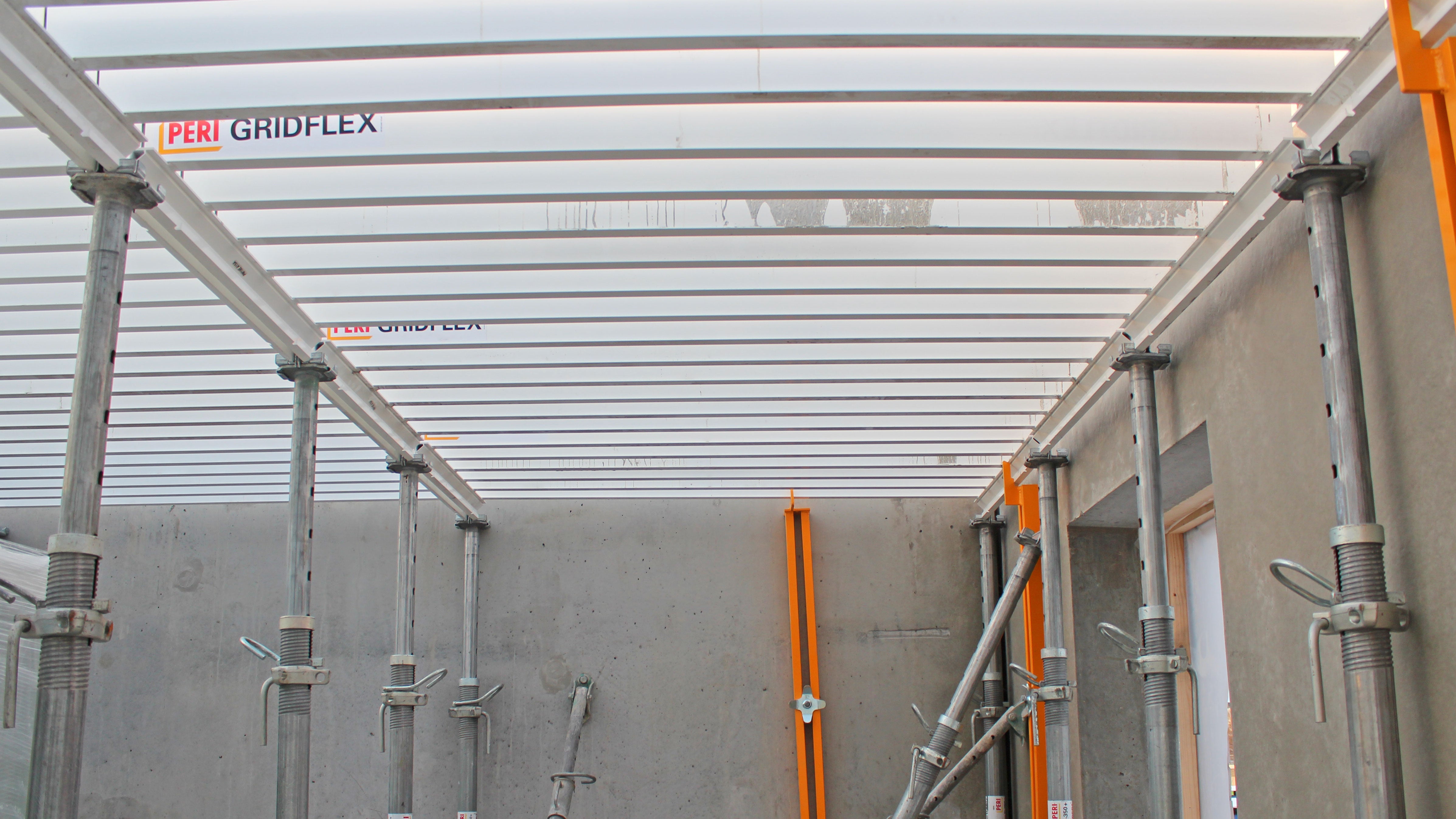 GRIDFLEX-vakioelementti painaa vain 20 kg, ja se asennetaan paikoilleen GF-asennussauvan avulla alhaalta käsin.