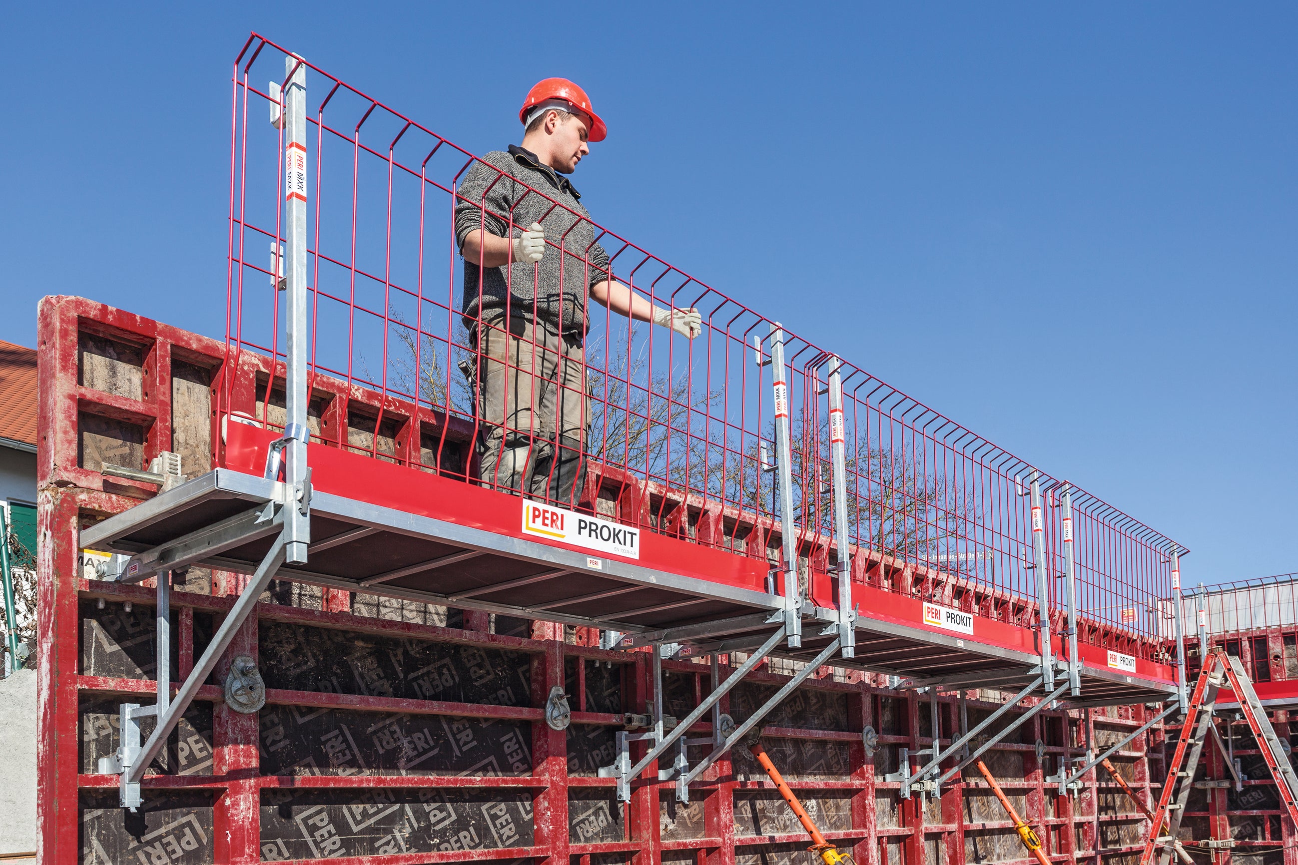 Les visiteurs du hall d'exposition de PERI peuvent se réjouir d'un projet de développement innovant du secteur du coffrage de voiles qui rendra la réalisation des voiles encore plus économique, plus rapide et plus sûre à l'avenir. PERI présentera également de nouveaux compléments au coffrage de panneaux MAXIMO, qui a déjà fait ses preuves.