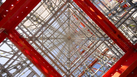 Die beiden Baukastensysteme, PERI UP und VARIOKIT, beruhen auf einem metrischen Grundraster und lassen sich nahezu beliebig kombinieren.