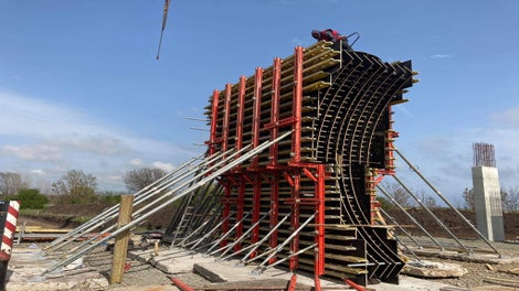 Завършен кофраж за колона и подготовка за бетониране