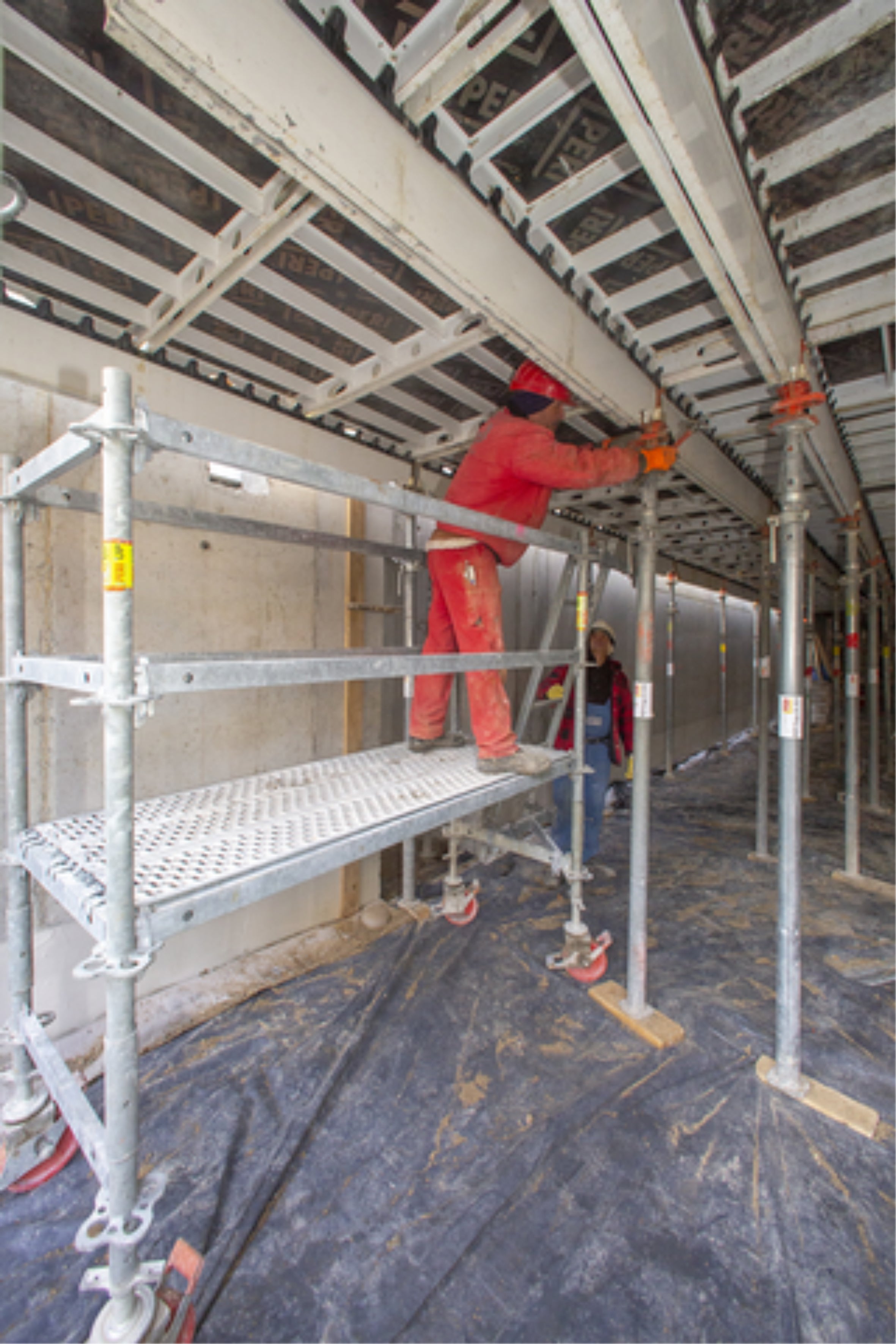 Das Rollgerüst dient unter anderem als Arbeitsgerüst für die Montage und Demontage von Paneel-Deckenschalung.