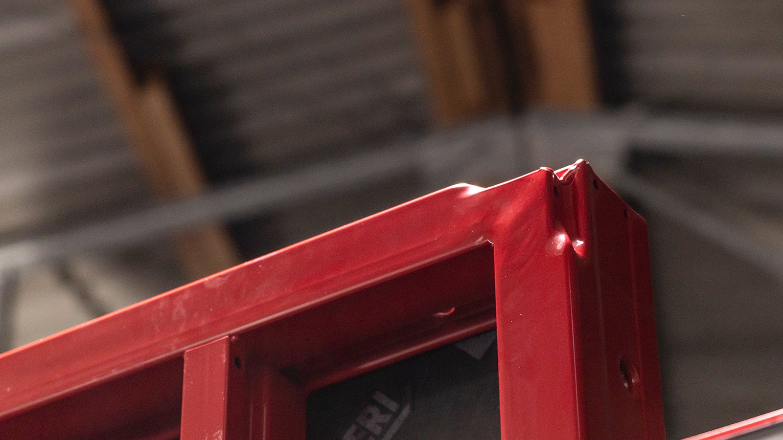 The enlarged area of the levering corner enables more efficient deshuttering, as it allows easy access with the lifting bar.