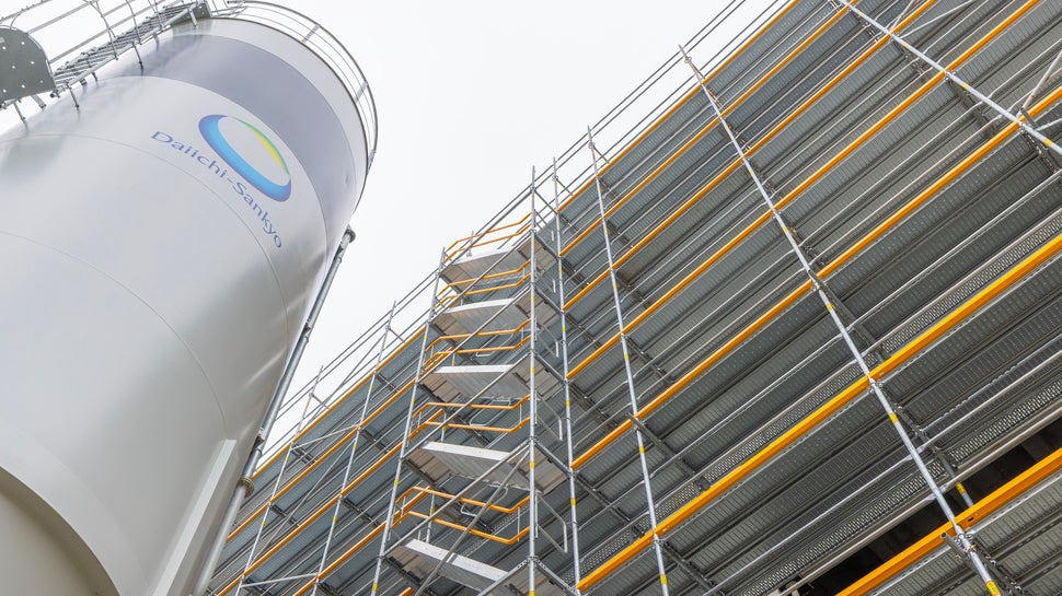 Das Pharmaunternehmen Daiichi Sankyo errichtet im bayerischen Pfaffenhofen an der Ilm ein neues Labor- und Produktionsgebäude, unterstützt durch eine PERI UP Gerüstlösung. 