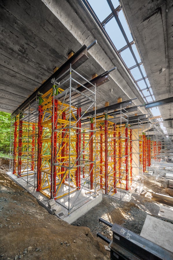 Systém dovolil flexibilní přizpůsobení tvaru a zatížení v bodech určených pro podepření 44 vysokopevnostními věžemi VST až do výšky 11,30 m.