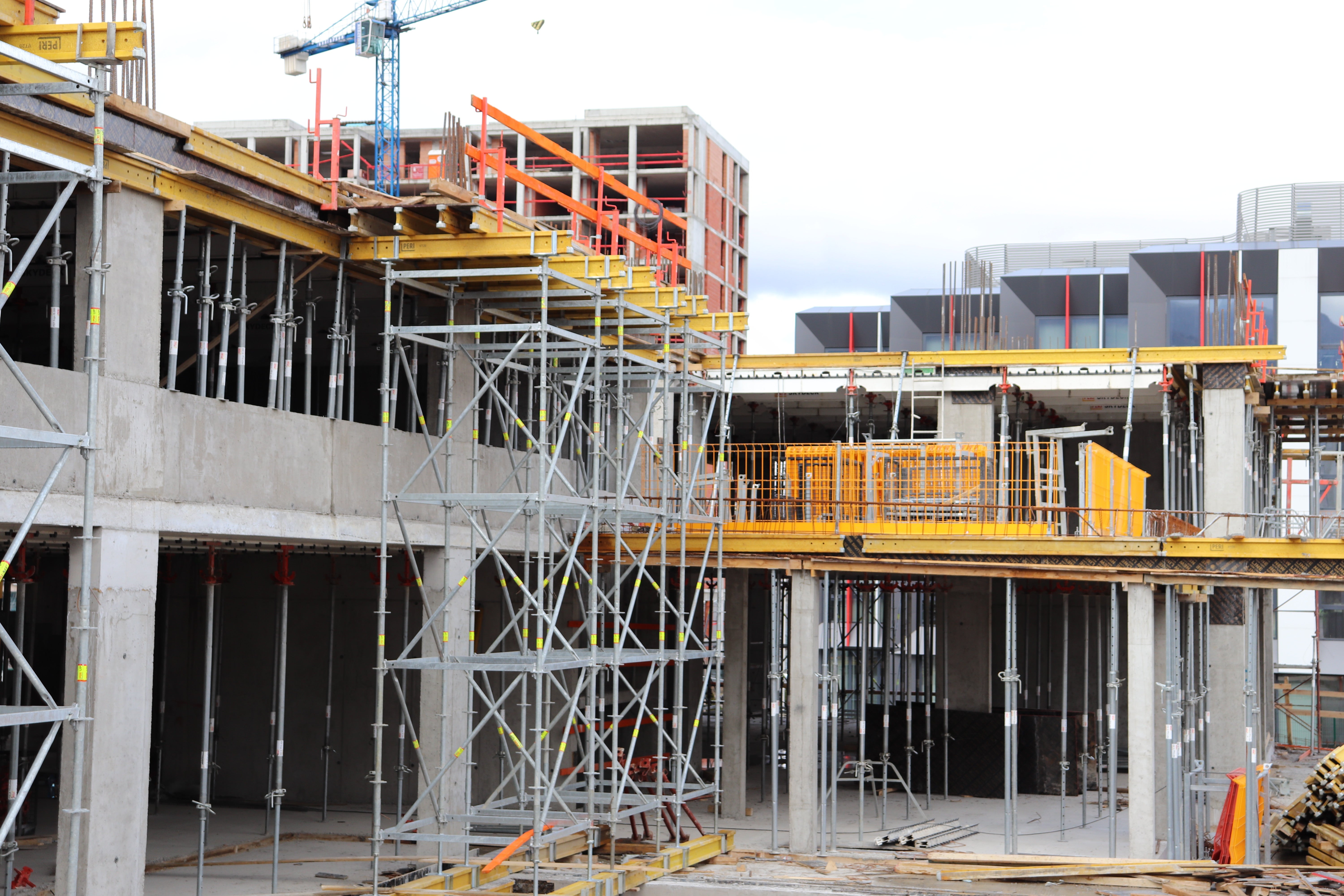 За изграждането на конзолните тераси се използва подпорно скеле PERI UP Flex