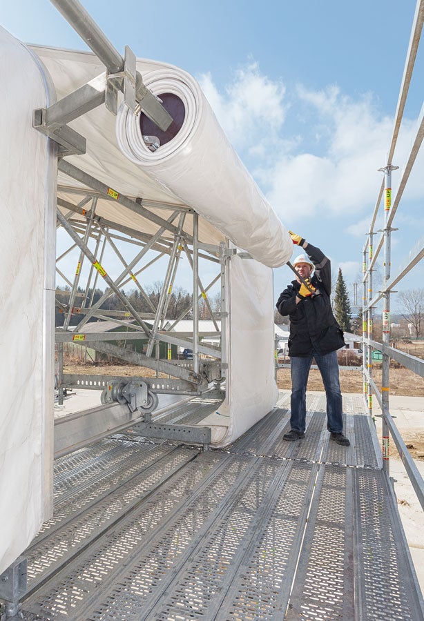 Through the integrated smooth-running mechanism, the Keder sheeting can be evenly pulled across the complete width on rollers. In addition, optimized Keder tracks and couplings reduce friction and thus the amount of physical effort required.