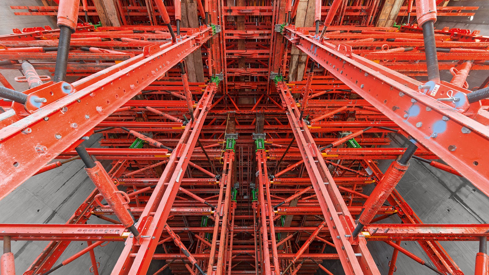 The shoring inside the tubes, which later serve as turbine housing, consists of rentable system components taken from the VARIOKIT engineering construction kit. With the standardized system parts and construction compliant connecting means, supporting formwork can be cost effectively realized and easily adapted to suit the geometry of the structure.