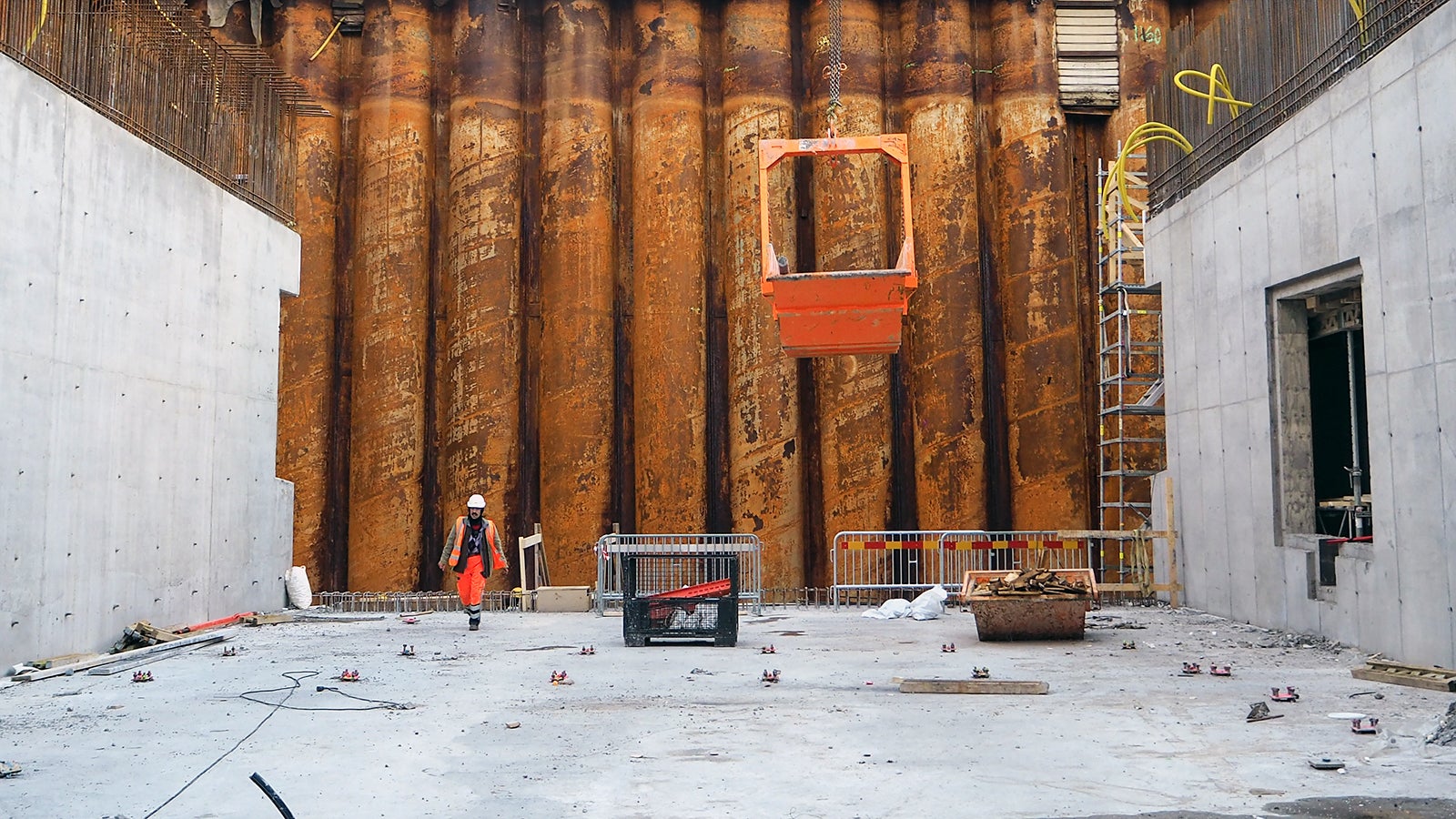 Schaktgropen (B:40-60 m, L:120 m, D:18 m) används som torrdocka för produktion av de tre sänktunnelelementen
