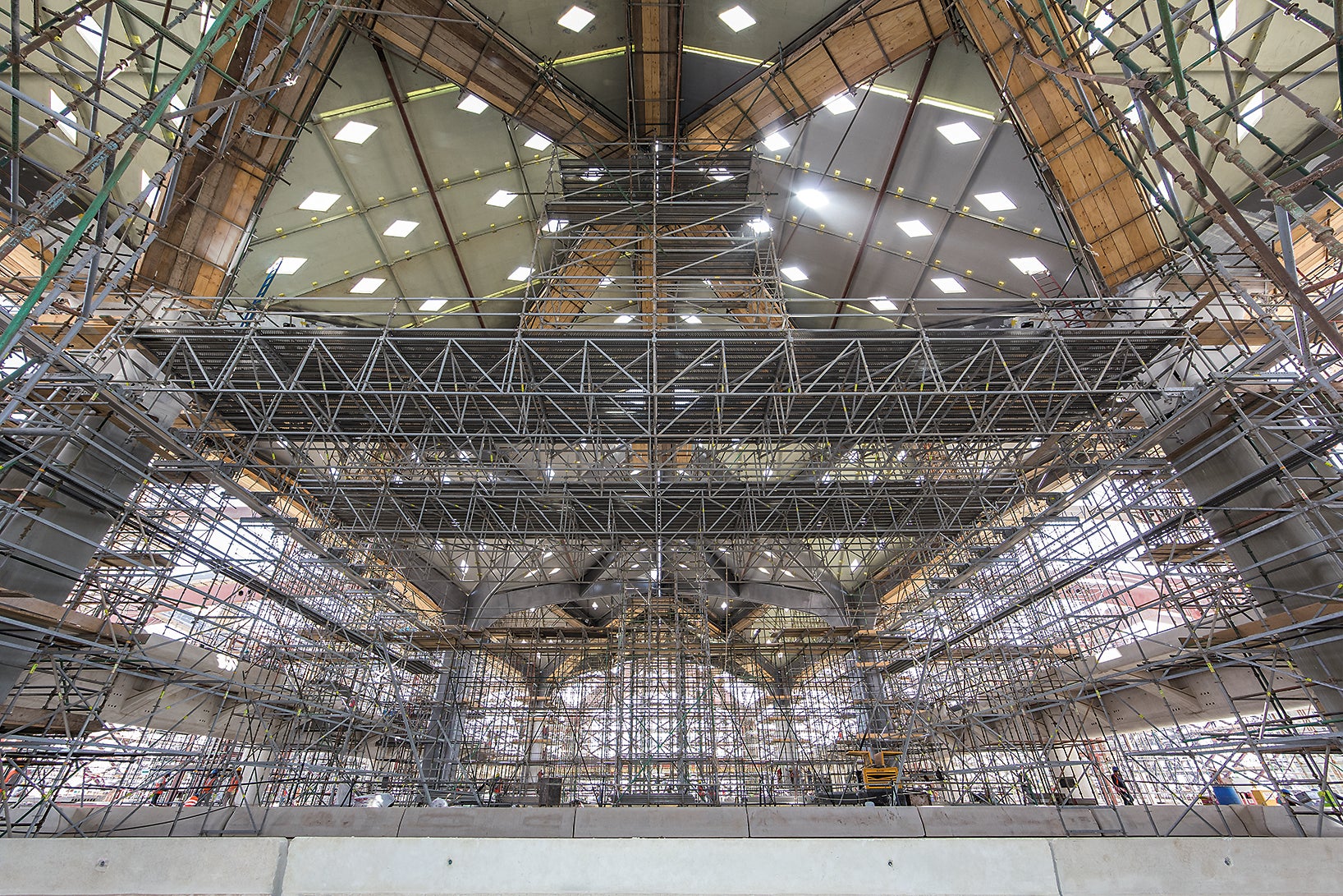 PERI UP convient également à l'utilisation de plates-formes de travail de grande portée et de passerelles temporaires - ici, l'exemple d'une plate-forme de travail mobile d'une portée de 25 m pour la toiture d'une gare.