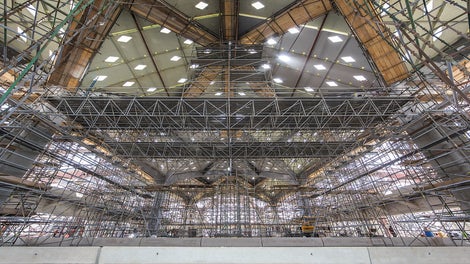 PERI UP convient également à l&#039;utilisation de plates-formes de travail de grande portée et de passerelles temporaires - ici, l&#039;exemple d&#039;une plate-forme de travail mobile d&#039;une portée de 25 m pour la toiture d&#039;une gare.