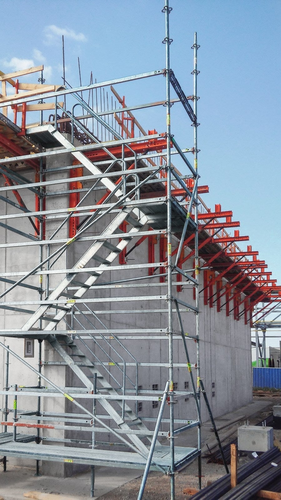 Debnenie atiky zo systému VARIOKIT a schodisková veža PERI UP Rosett