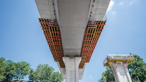 Spodní pohled na komorovou ocelovou konstrukci včetně pojízdného bednění.