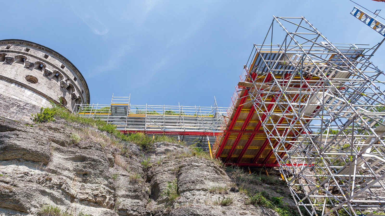 Due to the compatibility of PERI UP with system components from the VARIOKIT Engineering Construction Kit, it is also possible to realize more complex solutions for points of access, working platforms and shoring structures using system scaffolds. The availability of all components in the PERI rental parks increases cost-effectiveness in execution.