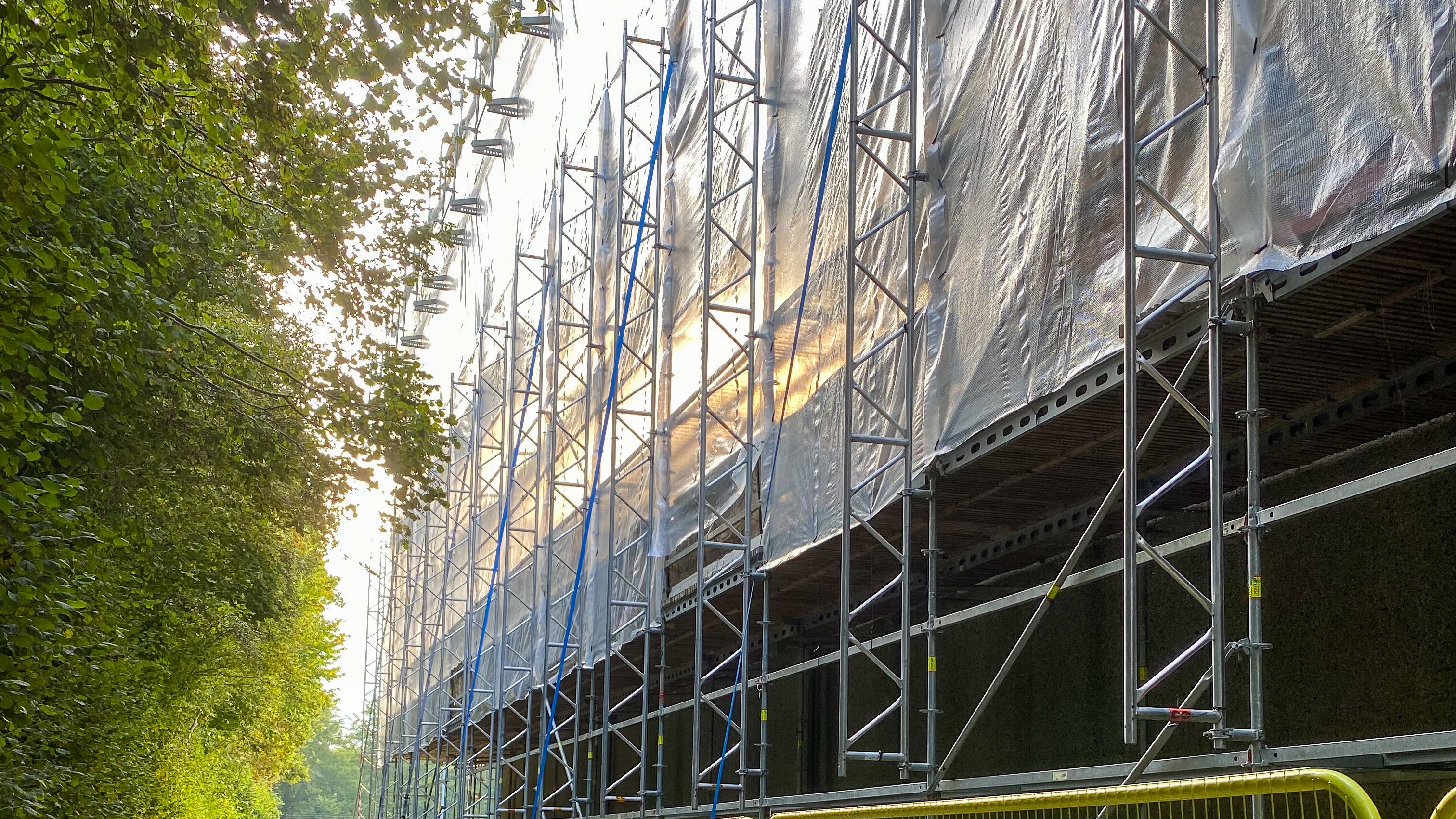 PERI UP Flex stillads understøtter LGS overdækningen hele vejen rundt om hallen