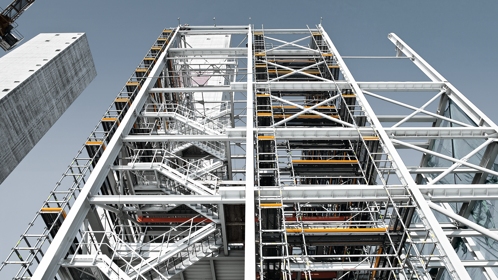 Леса PERI UP Flex используются для всего цикла строительства металлоконструкций: от монтажа первого уровня балок и колонн до устройства огнестойких панелей. Конструкции могут быть возведены по внешнему или внутреннему контуру установки без вмешательств в технологический процесс.