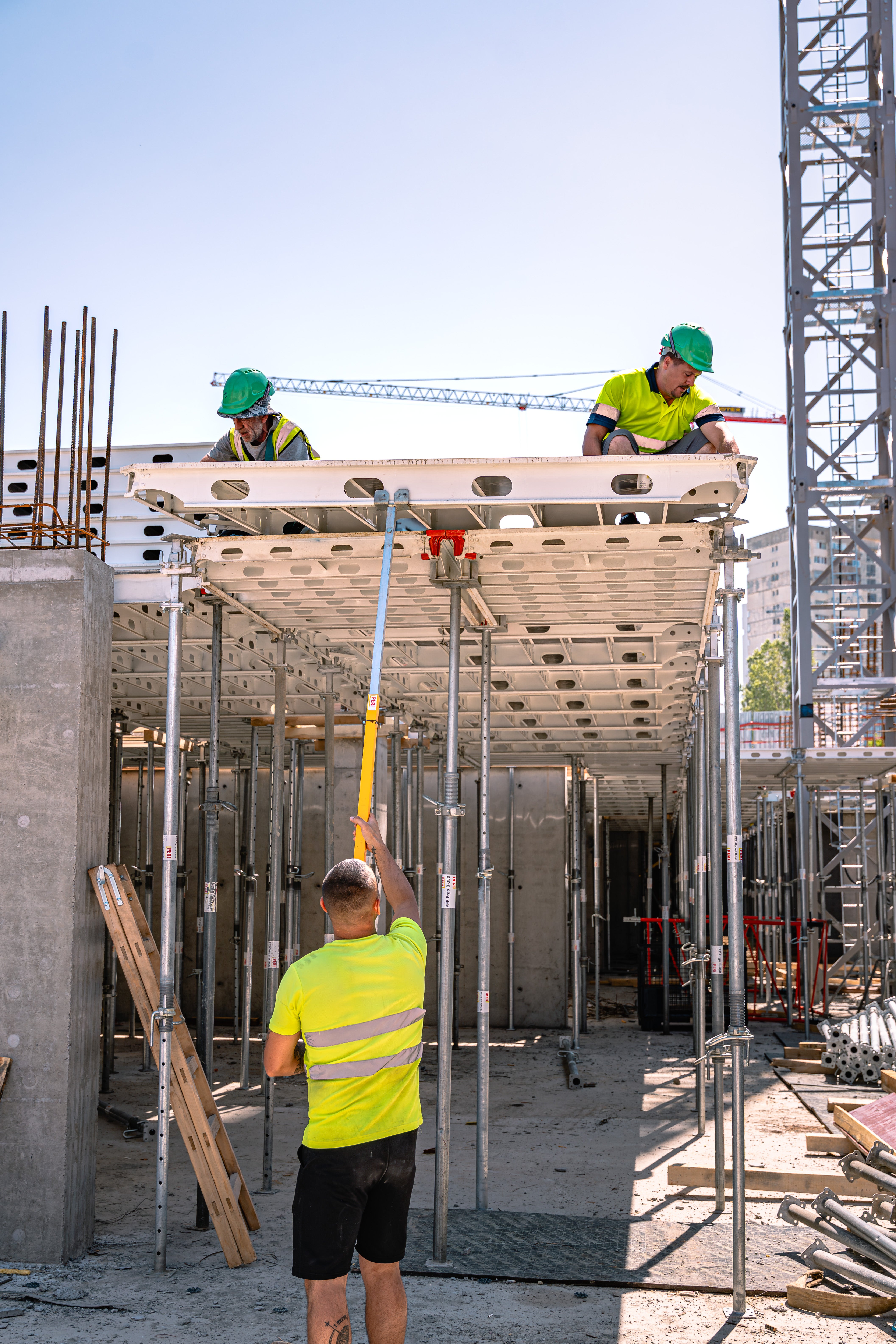 Кофражът е напълно подготвен за бетониране на плочата.