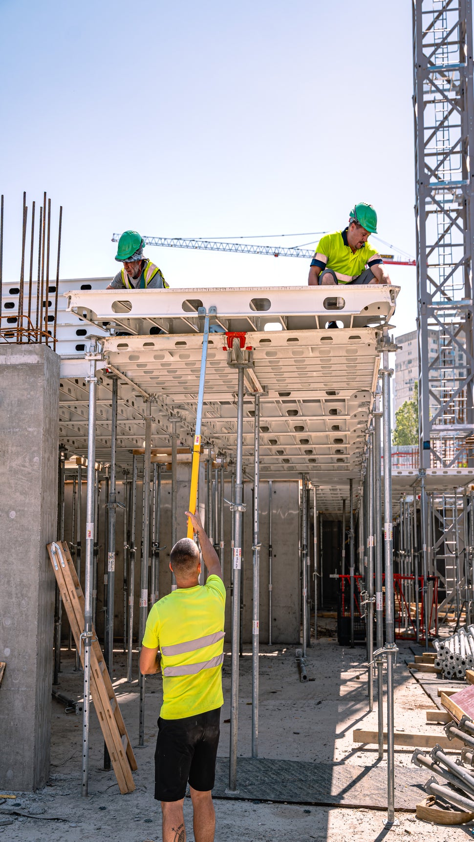 Кофражът е напълно подготвен за бетониране на плочата.