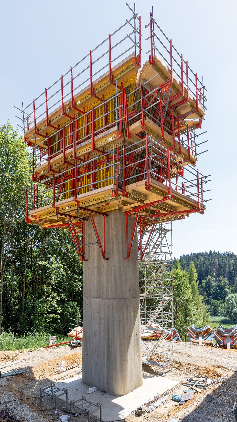 Die Kletterschalungen für Brückenpfeiler und Pfeilerköpfe basieren auf dem kranversetzbaren SCS Klettersystem.