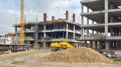 Losas aligeradas soportadas con torres de carga ST-100 y encofradas con el sistema de encofrado para losas MULTIFLEX.