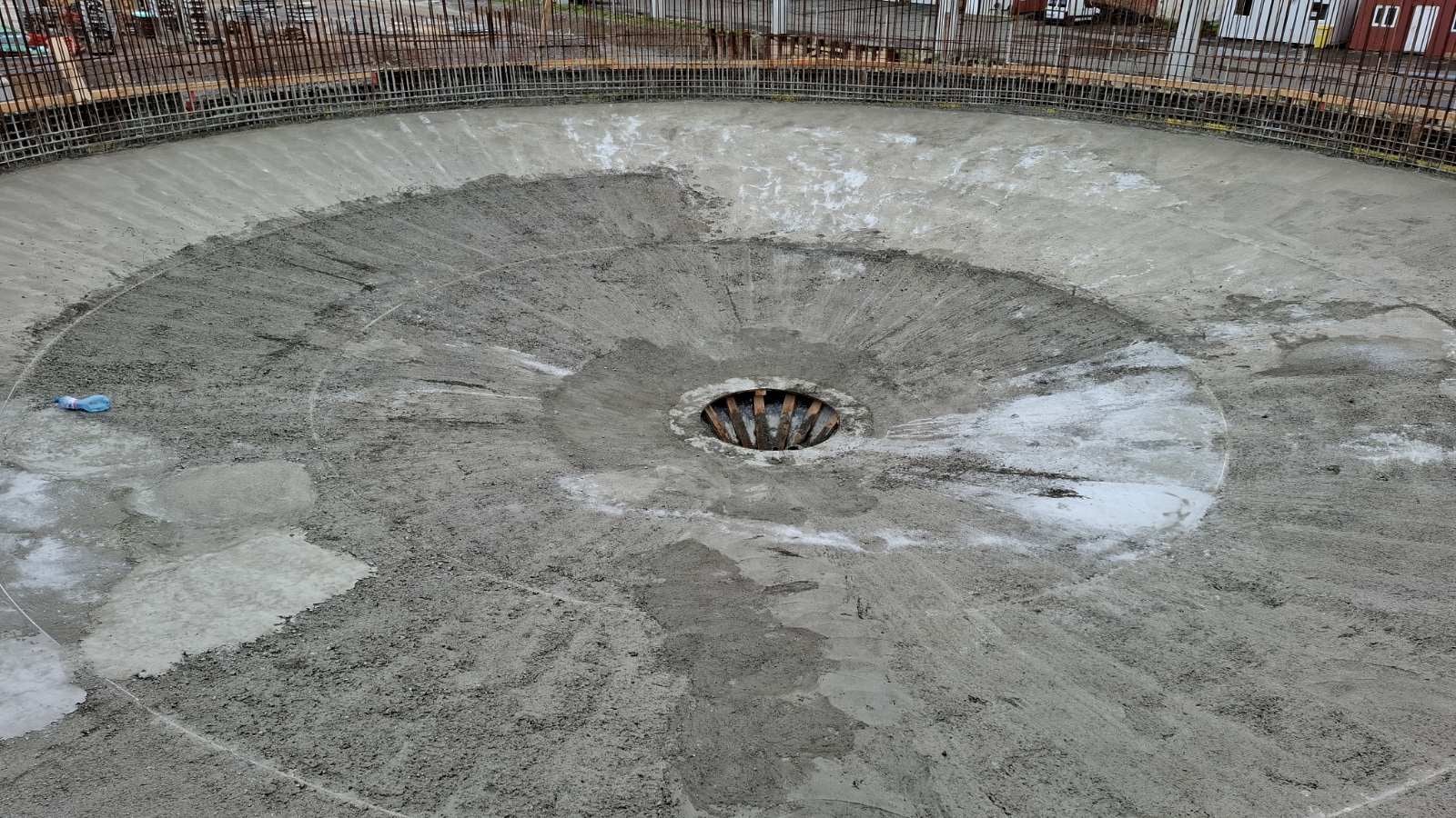 Супервайзорите на PERI съдействат при монтаж, изпълнение и демонтаж, осигурявайки възможност за сигурна и безопасна работа на обекта