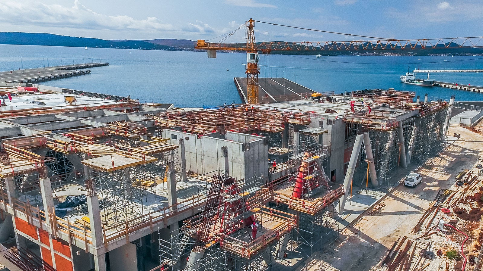 Ako súčasť rozrastajúcej sa zástavby bol zrealizovaný projekt dvojpodlažného terminálu pre osoby a trajekty na ploche s celkovou rozlohou 25 000 m².