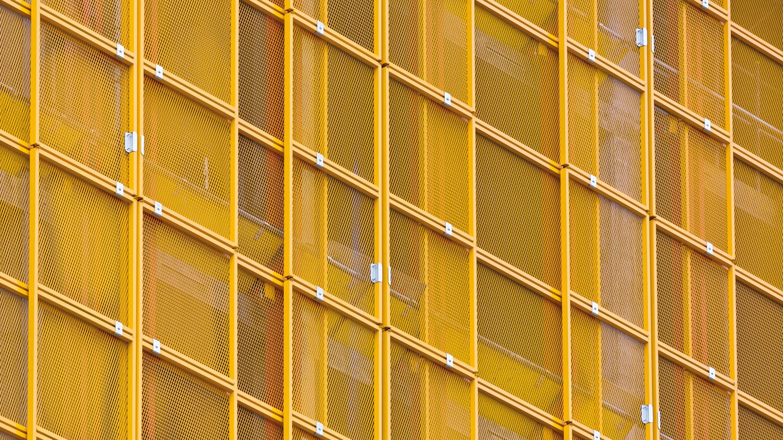 The mesh panels are telescopically arranged and can be easily adjusted to suit the respective ground plan.<br/>