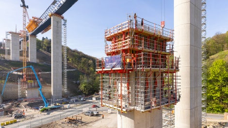 Die PERI Pfeilerschalung mit 5,00 m Regeltakthöhe ermöglichte schnelle Betonierzyklen.