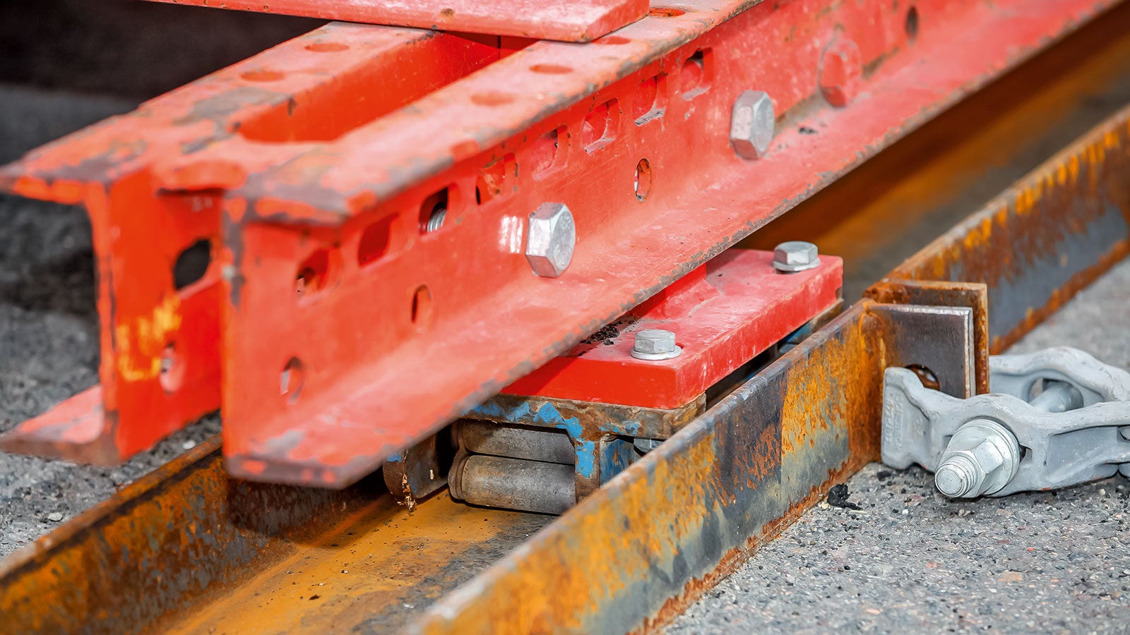 The cantilevered parapet carriage being moved a heavy-duty roller.