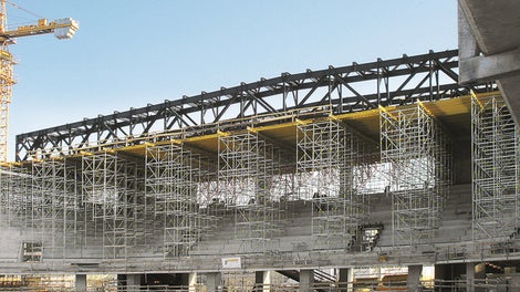 地面上での事前組立後、180 t のメイントラスビームを、クレーンで高さ15 m のPERI UP 支保工へ移動。その場所で最終組立、最終配置を実施。