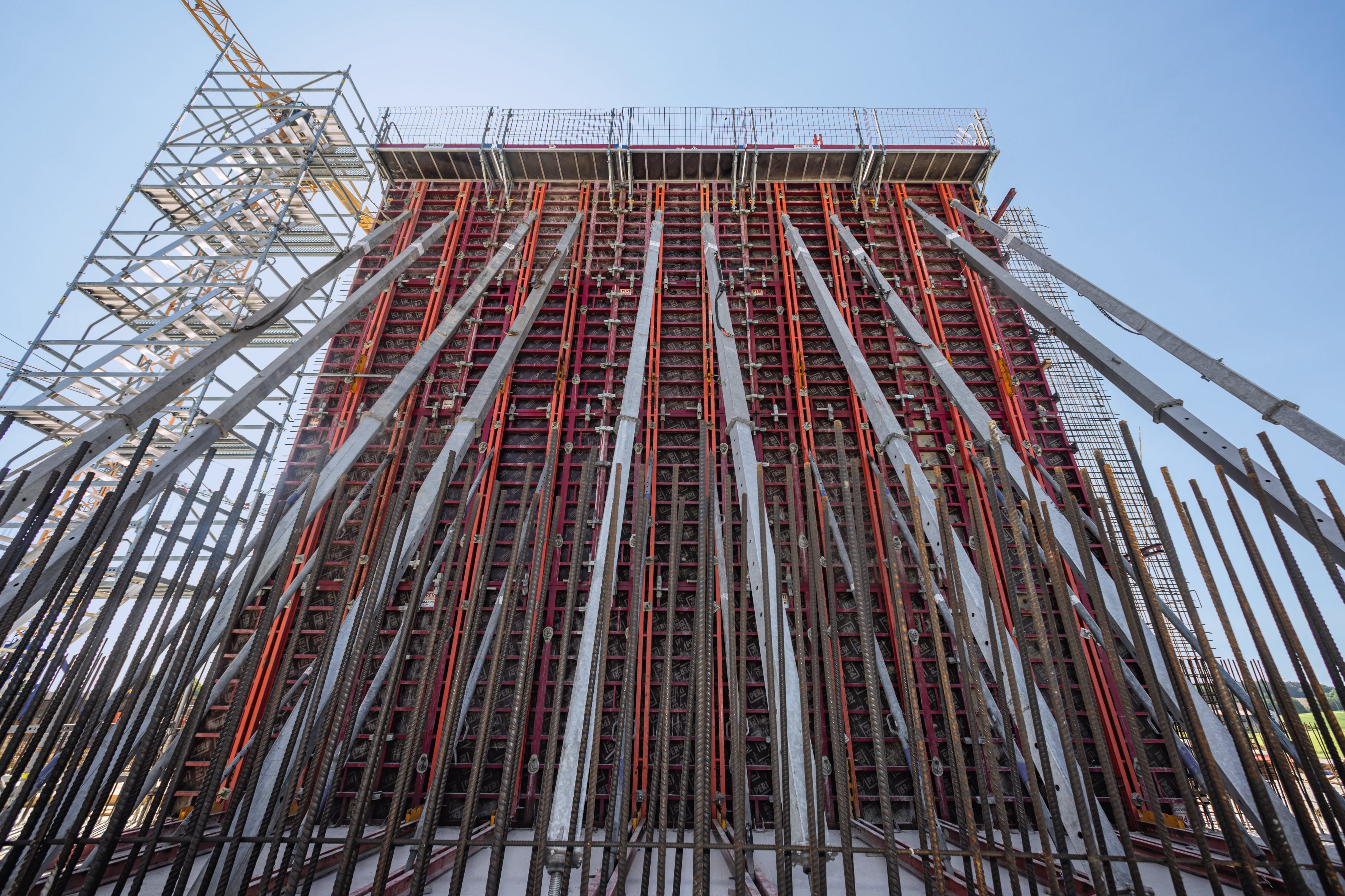 Für 130 m² Schalung werden zum Umsetzen nur 5 Kranhübe benötigt.