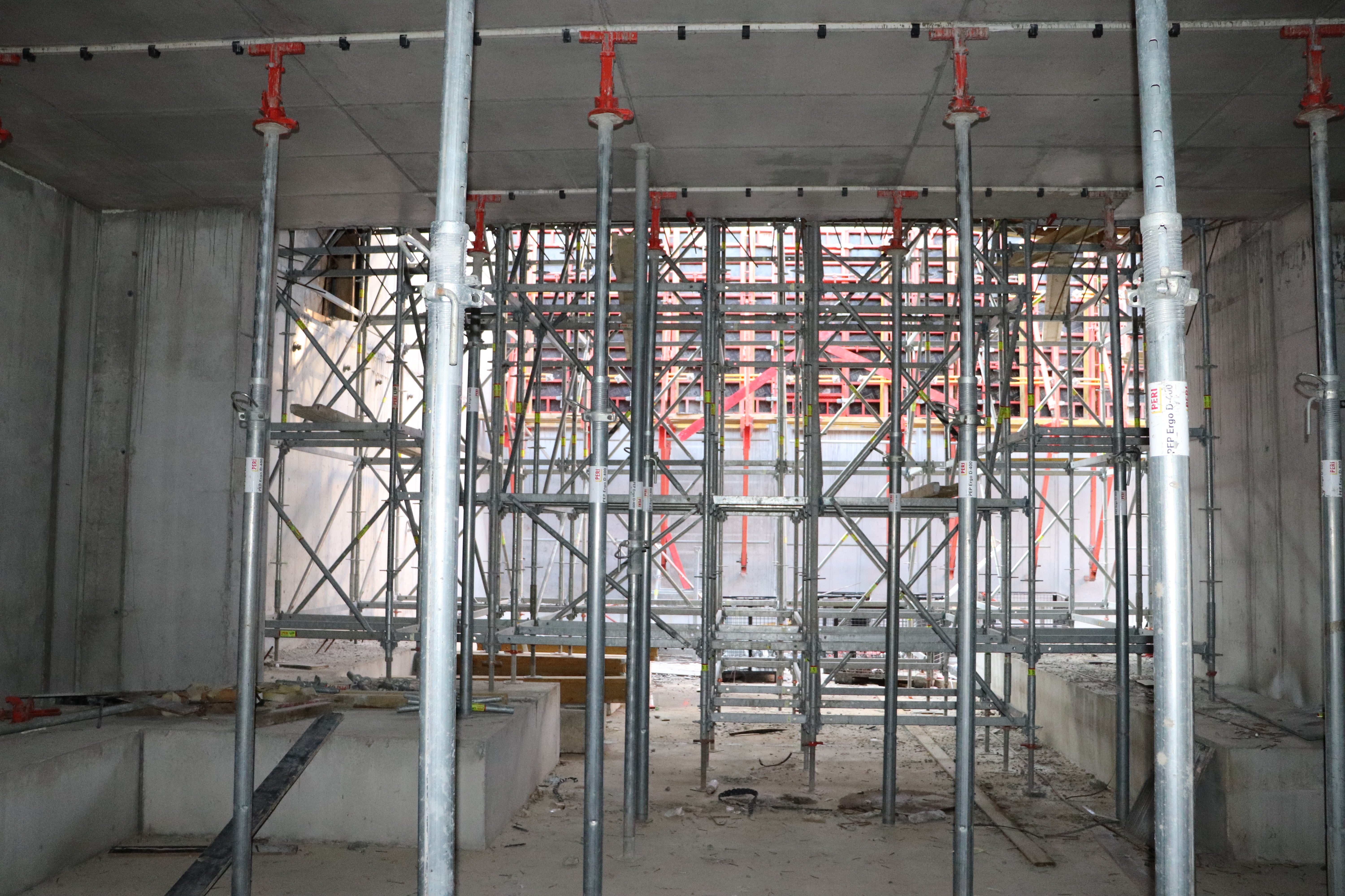 С PERI UP Flex се постига подпиране на голяма височина дори при неравна и начупена основа