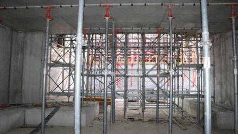 С PERI UP Flex се постига подпиране на голяма височина дори при неравна и начупена основа