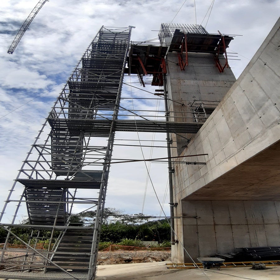 Puente Huallaga y accesos utilizando los Andamios PERI UP Flex