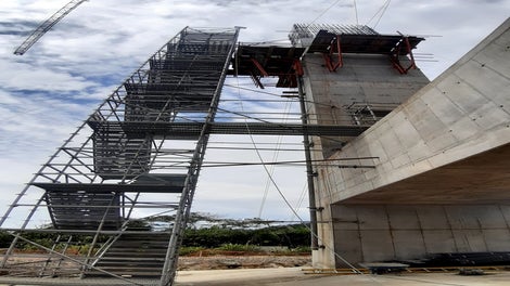 Puente Huallaga y accesos utilizando los Andamios PERI UP Flex