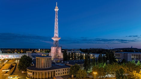 Der 147 m hohe Funkturm steht inmitten des Berliner Messegeländes. Für die 1926 erbaute, unter Denkmalschutz stehende Stahlfachwerkkonstruktion existieren keine Pläne.