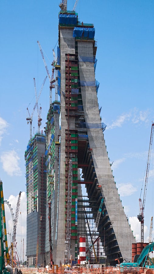 The PERI formwork and scaffolding solution took into consideration the three differently curved building geometries with the offset and continually changing floors.