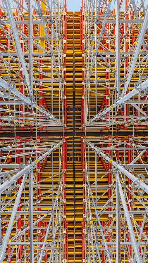 组合使用PERI UP和VARIOKIT系统，能够灵活地根据桥梁的造型和复杂的受力情况提供合理的施工方案。