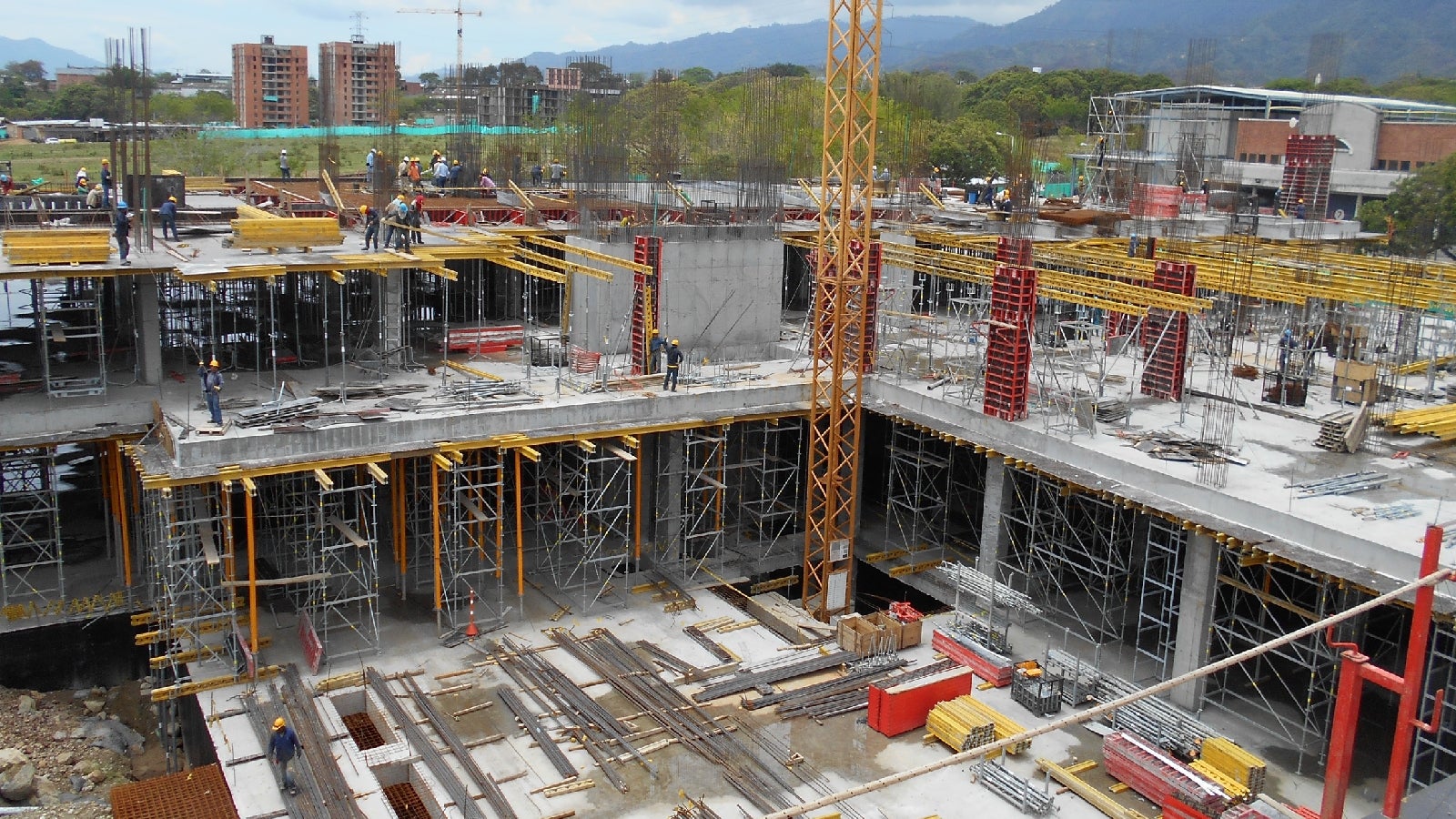 La versatilidad del sistema de encofrado LIWA permite encofrar muros y columnas de distinta altura y sección con un excelente acabado y con pocos accesorios. 