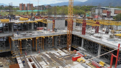 La versatilidad del sistema de encofrado LIWA permite encofrar muros y columnas de distinta altura y sección con un excelente acabado y con pocos accesorios. 