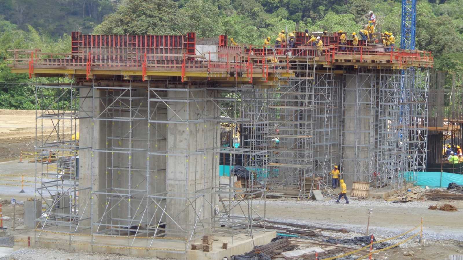 Gracias a la versatilidad del sistema de encofrado LIWA y el andamio PERI UP, se logró realizar la torre de soporte del horno rotativo. Optimizando en todo momento el uso del andamio de carga y disminuyendo los tiempos de armado del mismo.