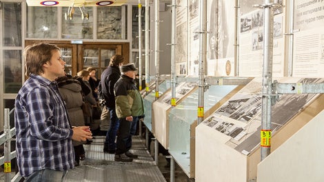 Двигаясь по настилу, посетитель, постепенно поднимаясь выше и знакомясь с различными периодами жизни Игоря Сикорского, оказывался на площадке, с который открывается панорамный вид на экспозицию.