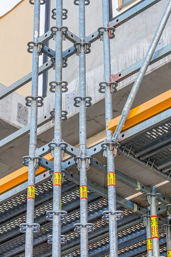 Flexibel: Die Gerüstanpassung an Geometrie und Lasten erfolgte im metrischen 25-cm-Raster.