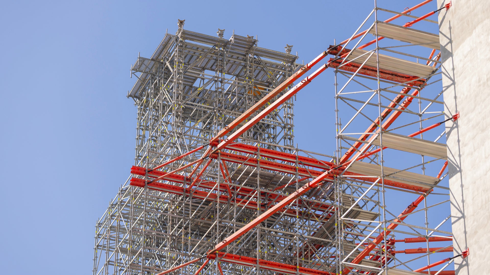 Mittels Systembauteilen des VARIOKIT Ingenieurbaukastens wurden fünf Aussteifungsebenen ausgebildet, welche die Horizontallasten zuverlässig in den außenliegenden Stahlbetonkern ableiteten.