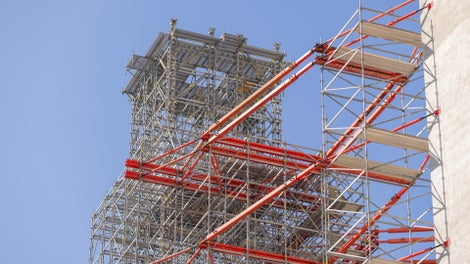 Mittels Systembauteilen des VARIOKIT Ingenieurbaukastens wurden fünf Aussteifungsebenen ausgebildet, welche die Horizontallasten zuverlässig in den außenliegenden Stahlbetonkern ableiteten.