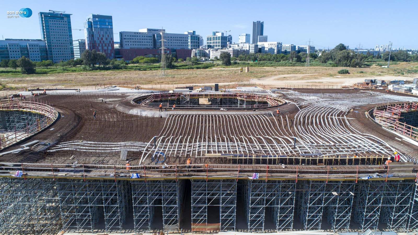 חזית מגדלי התמיכה - המגדלים מחוברים ליצירת קשיחות אופקית