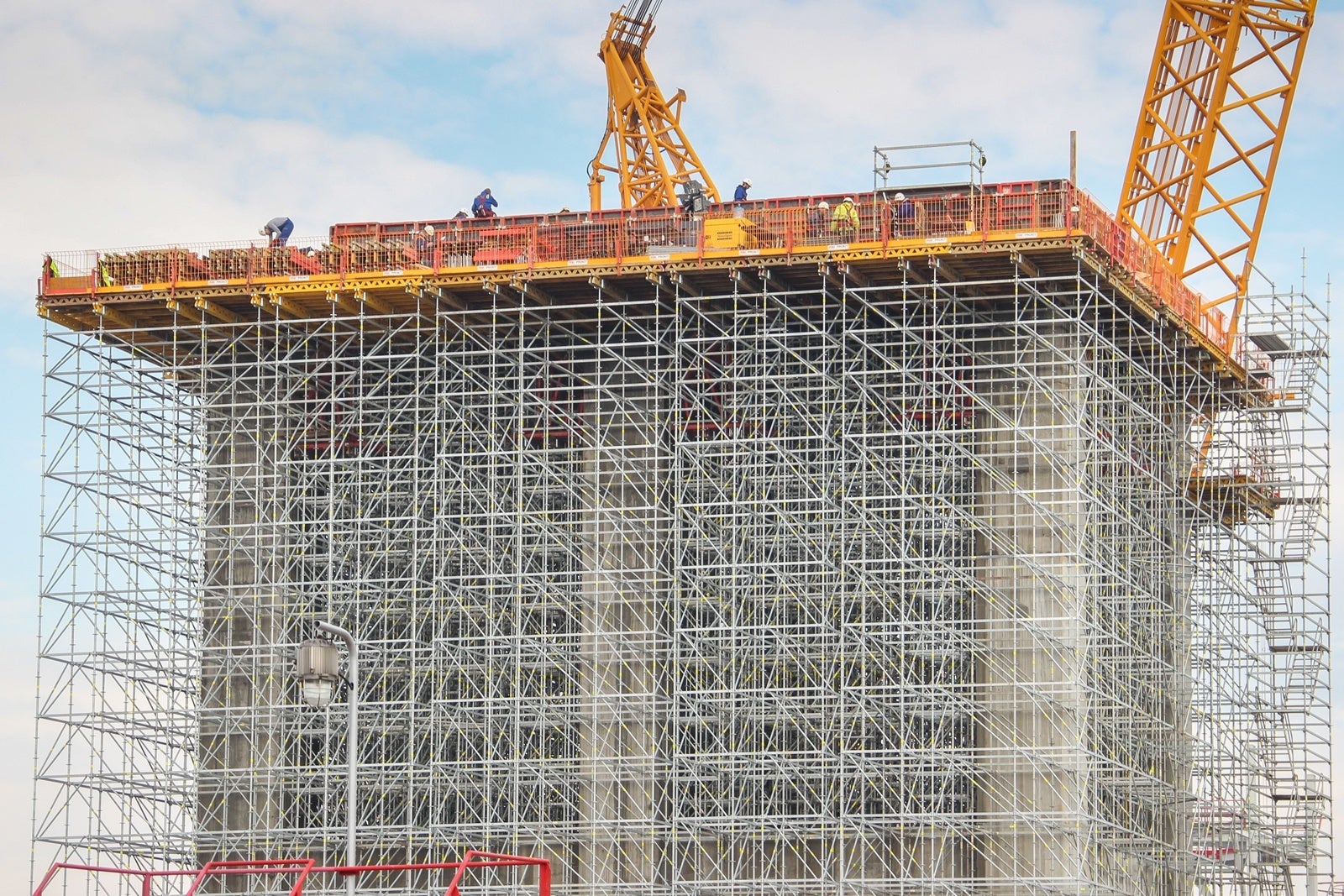 Osim kao nosiva skela, modularni sistem PERI UP korišćen je i prilikom izrade radnih platformi i prilaznih stepeništa.