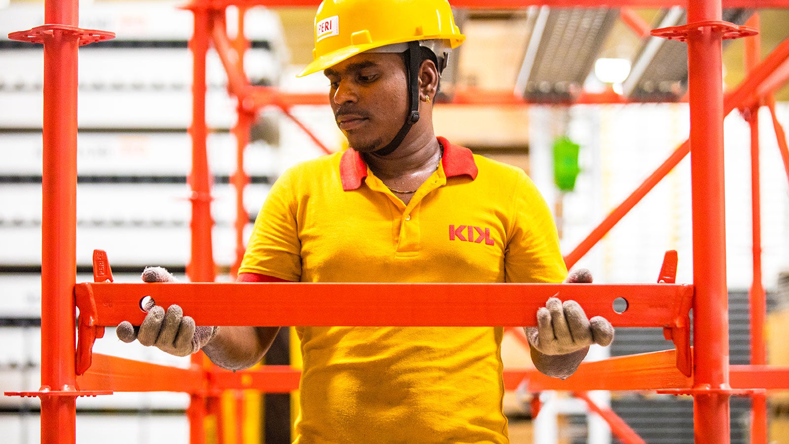 When inserting the wedge head into the rosett, the wedge drops through the force of gravity into the hole and locks.