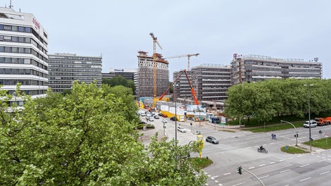 Dort, wo bisher die BP-Zentrale stand, setzt nun die modern gestaltete Gebäudearchitektur des 60 m hohen Holiday Inn ein weithin sichtbares Zeichen in der Hamburger City Nord.